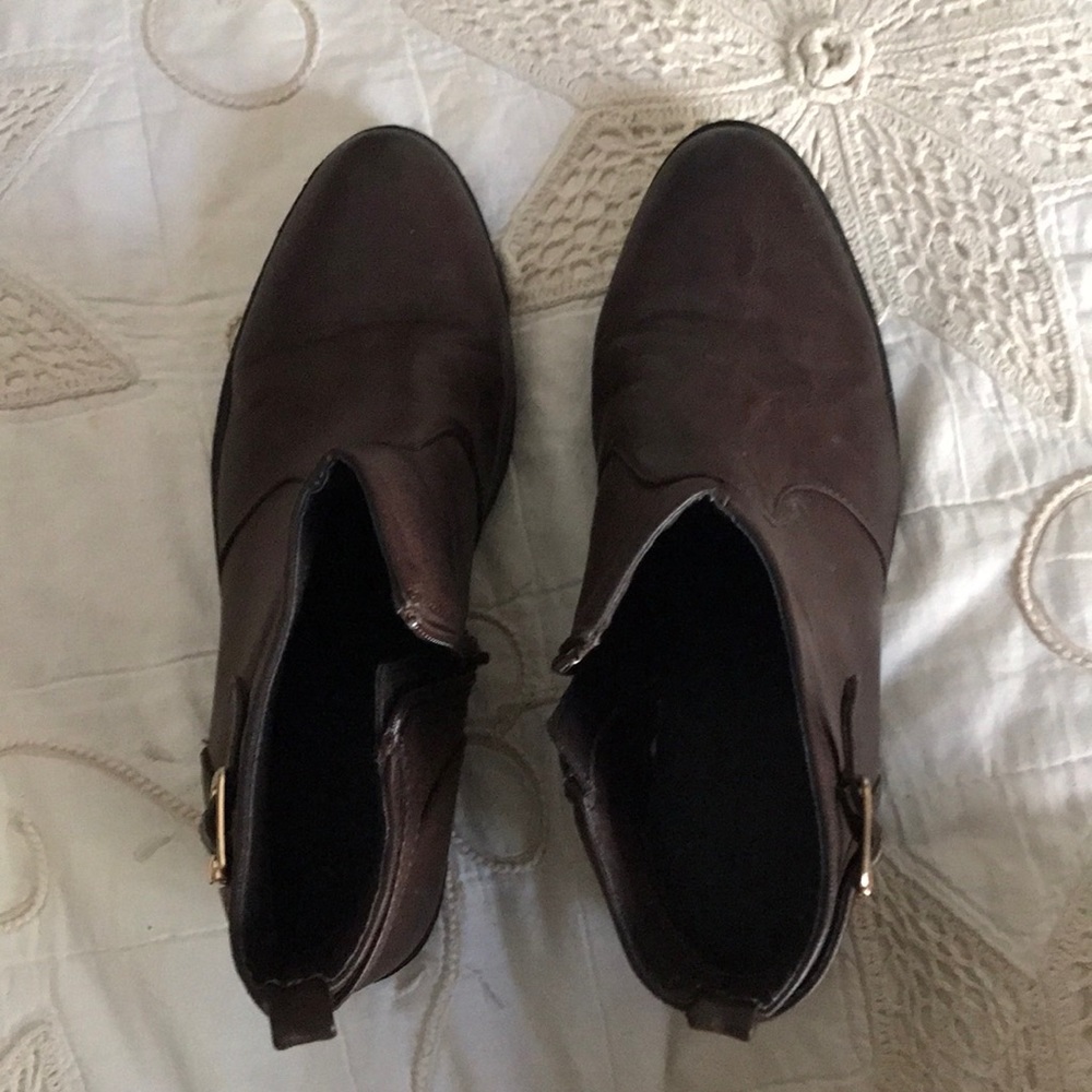 Size 7.5 from forever 21. All brown with a little wedge